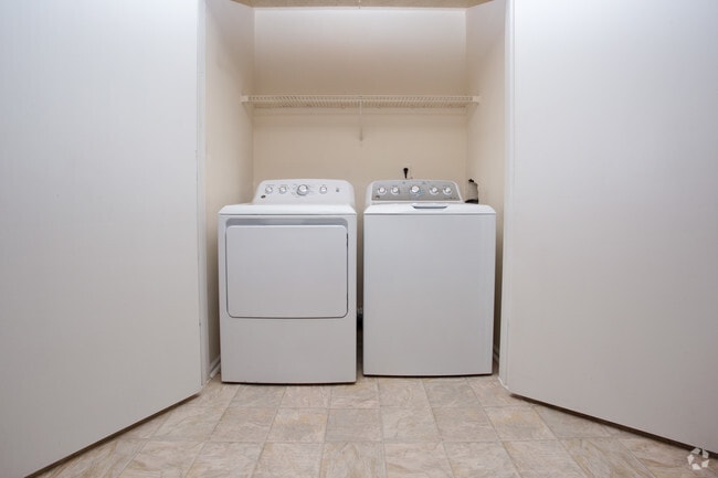 3BR, 2.5BA - 1273 SF - Villas at Lakewood Apartment Homes