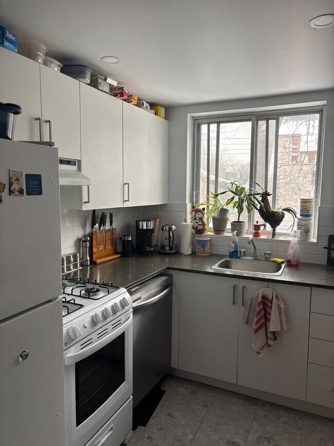 Building Photo - 3760 Ave Saint-Kevin Unit 18