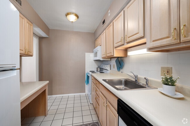 2BR, 2BA - 920SF - Kitchen