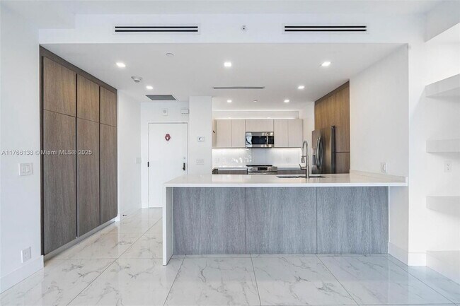 Photo - 151 Crandon Blvd Unidad 534 Rental