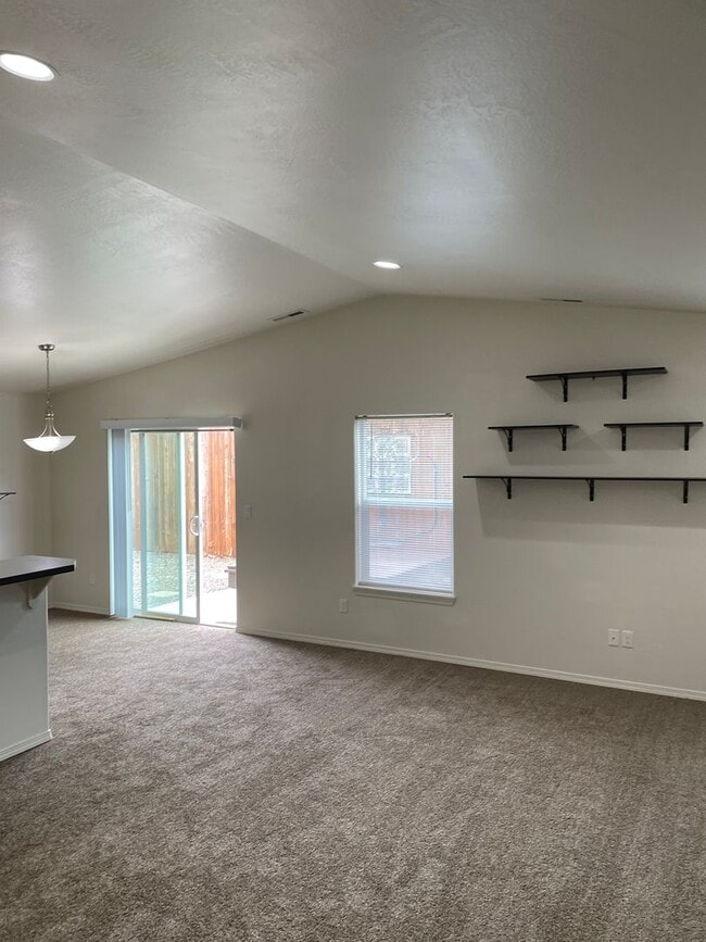 Photo - ***** Move in Special $400 off Fisrt Month...