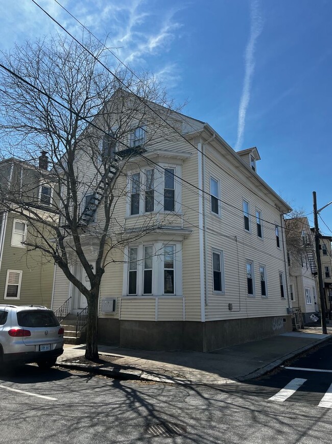 Building Photo - 71 Sutton St Unit 2nd