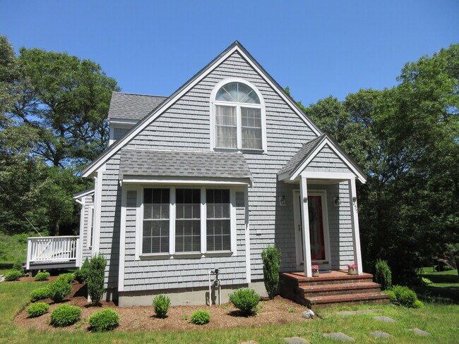 3 Bedroom Cape Retreat near Lake Waquequet - 255 Shootflying Hill Rd House