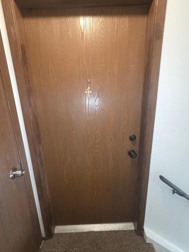 Puerta de entrada de madera maciza con doble cerradura. - 400 Echo Ln Unidad #4