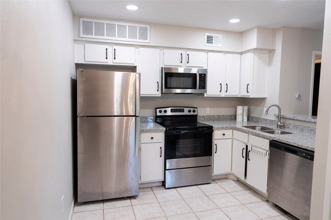 Building Photo - 2021 Spenwick Dr Unit 624