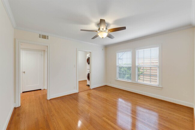 Photo - 2343 Shakespeare St