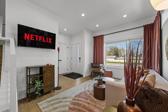 Photo - 11021-11155 155 St NW Unit SI ID1308632P