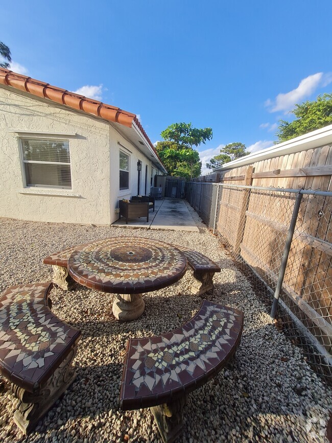 Private backyard - 970 NE 40th St Rental