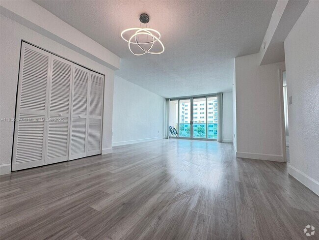 Building Photo - 7501 E Treasure Dr Unit 2L Rental