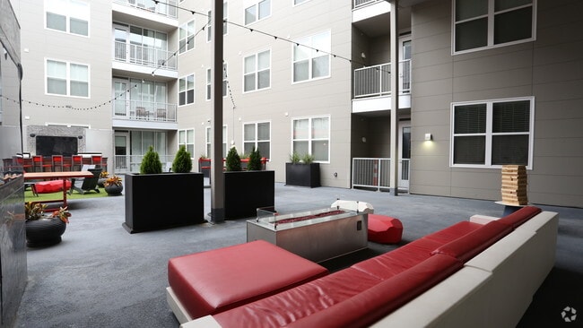 Courtyard - The View on High