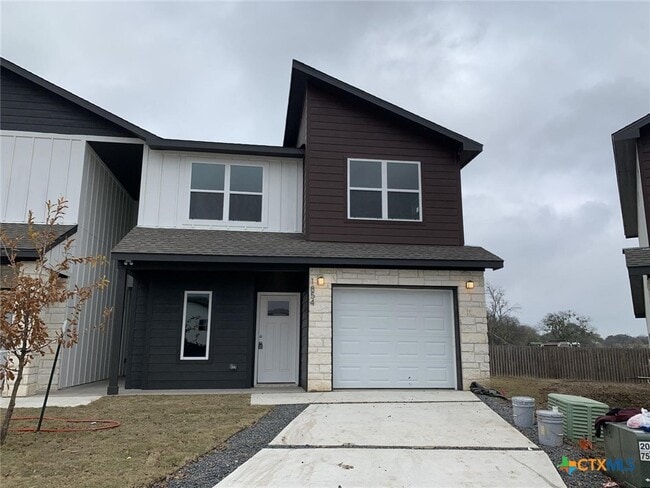 Building Photo - 1854 Royal Loop