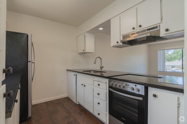 1BR, 1BA - 536SF - Kitchen - The Coho