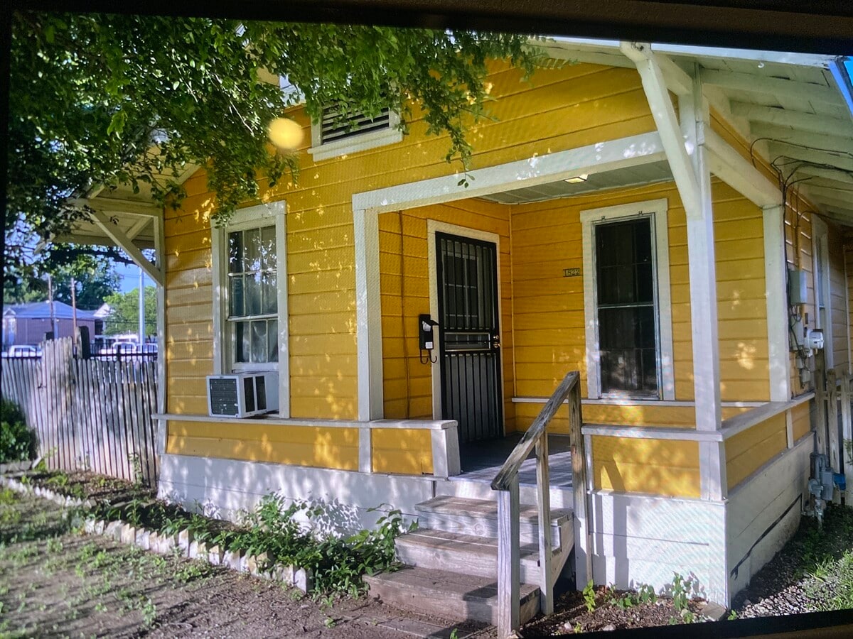 Photo - 1822 N Comal