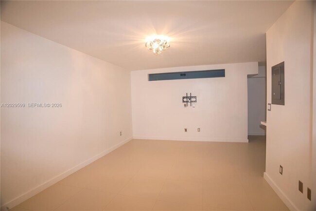 Photo - 3755 NE 167th St Unidad 8
