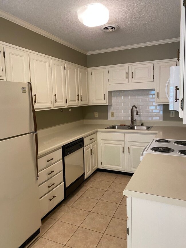 Photo - Very well kept condo in Lytchfield off Allistair Rd