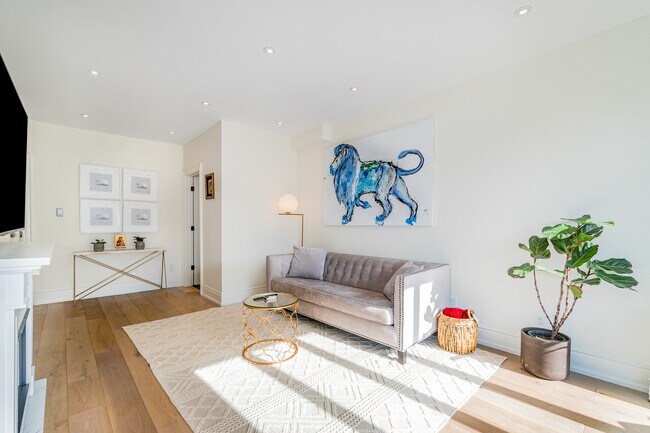 Photo - 466 Sammon Ave