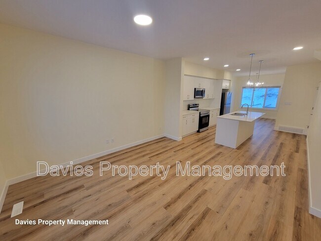 Photo - 4582 Warbler Loop NW