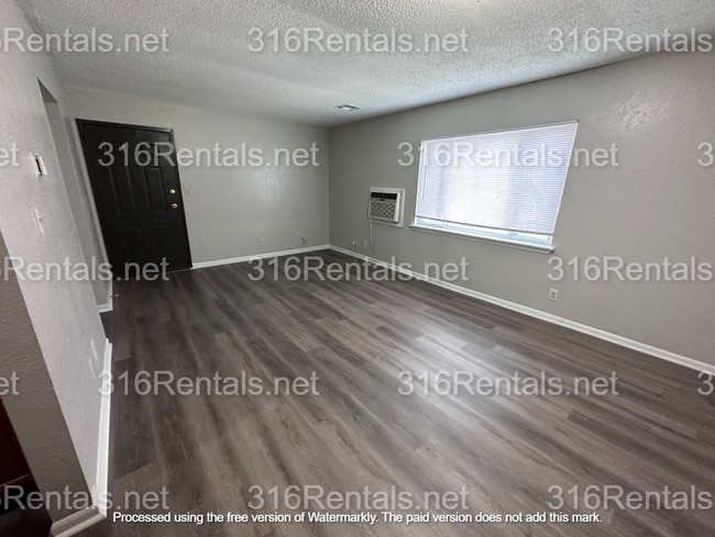 Building Photo - $675 - Accepting SECTION 8/ Housing Vouche... Unit 1510-301