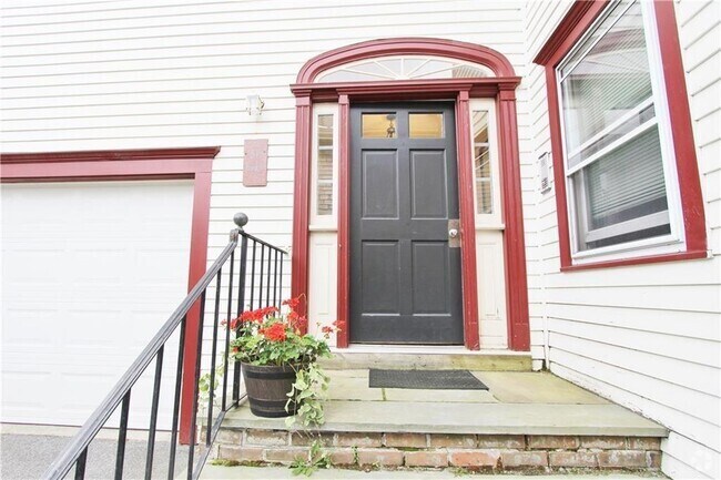 Building Photo - 31 1/2 Franklin St Unit 2 Rental