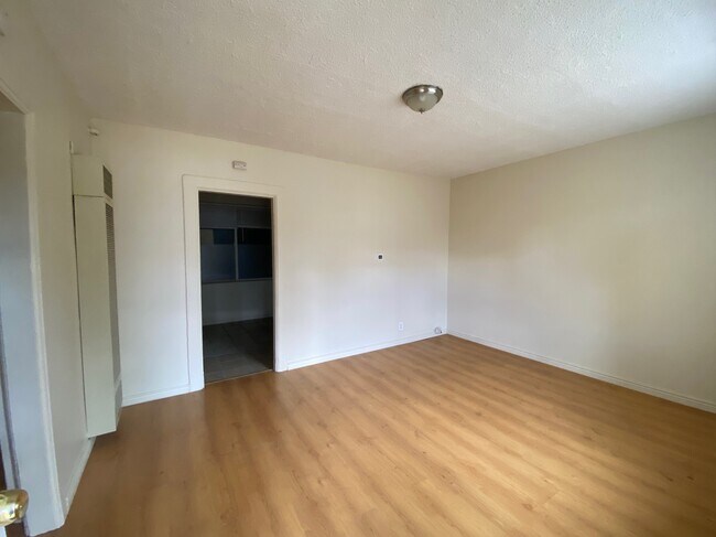 Living room - 2422 N Clay St Unidad 2422