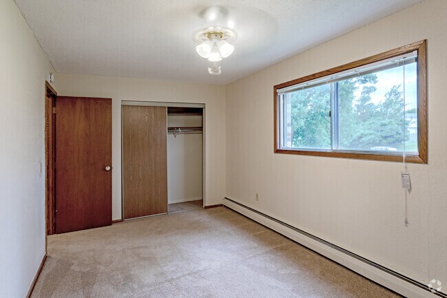 2BR, 1BA - 910 SF - White Bear Manor Apartments