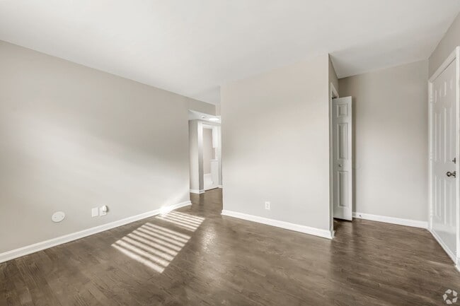 Building Photo - Freshly Renovated 1BR Near Transit – Available Now Unit B1