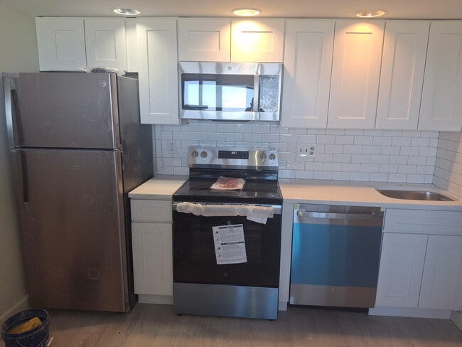 Building Photo - 60 Strawberry Hill Ave Unit 1103