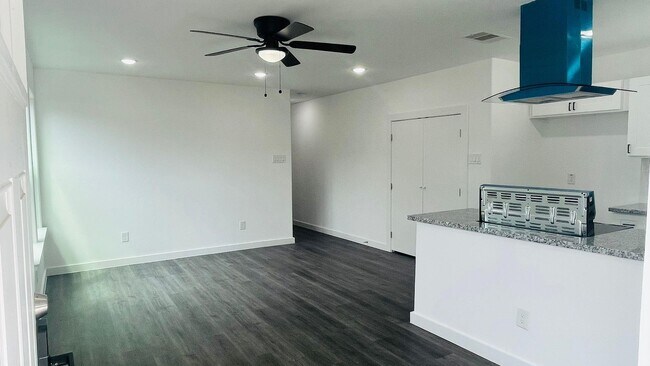 Photo - 7611 Shotwell St