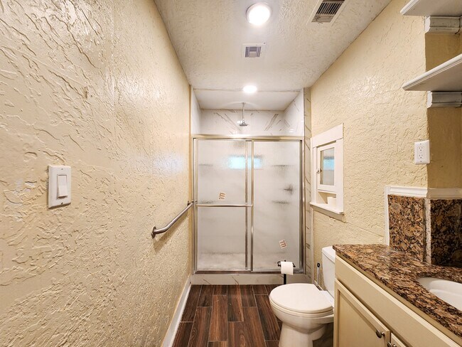 Photo - 2222 Hogg St