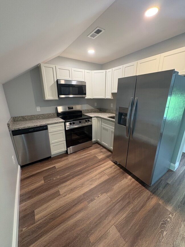 Kitchen - 1001 N Juniata St Unit 2