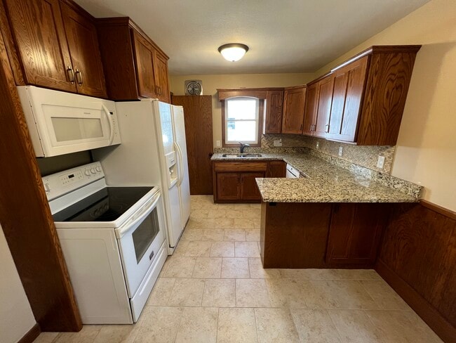 Photo - 114 10 1/4 St SE