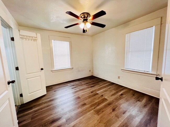 Spacious Cute one bedroom a block from the... - Spacious Cute one bedroom a block from the... House