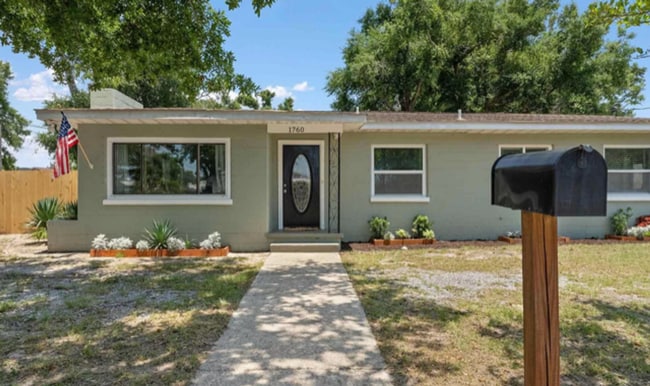 Building Photo - Discover the Allure of this Charming, Downtown 3 bedroom/2 Bath!