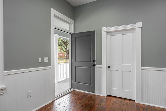 Photo - 505 W 38th St