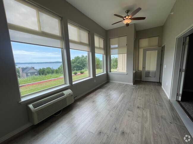 Building Photo - Luxury Lakeview 2 bedroom 2 bath Apartment... Unit 123
