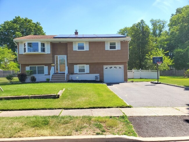 Building Photo - Single family, bi-level home with 4-bedroo...
