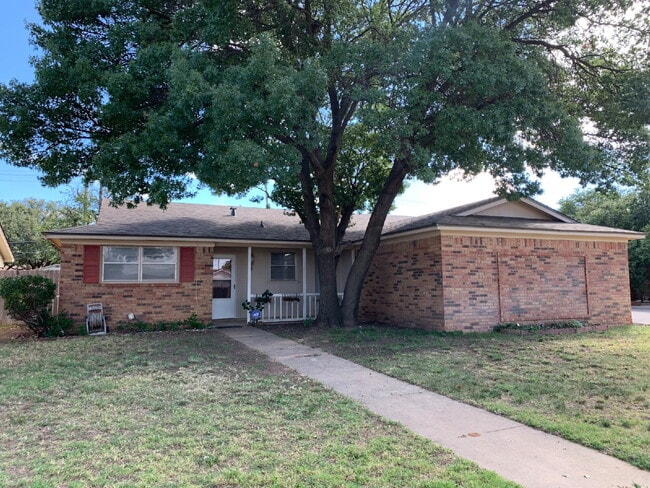 Building Photo - Beautiful Home in a Well Established Neigh...