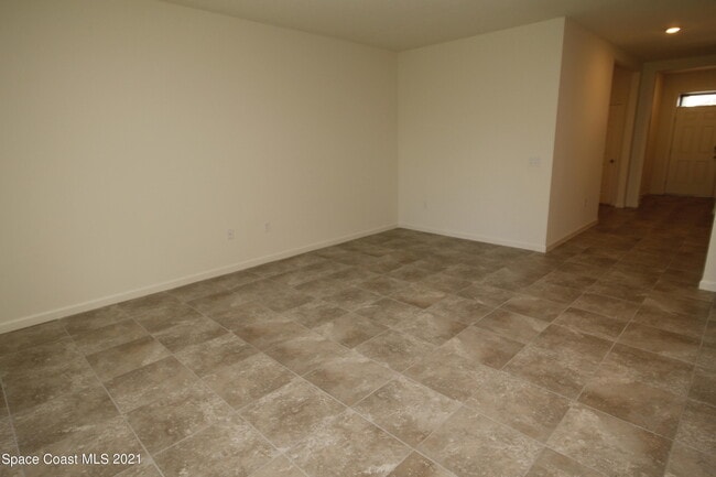 Photo - 896 Old Country Rd S E