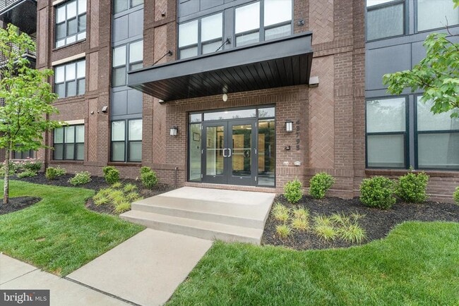 Building Photo - 43795 Transit Sq Unit 101