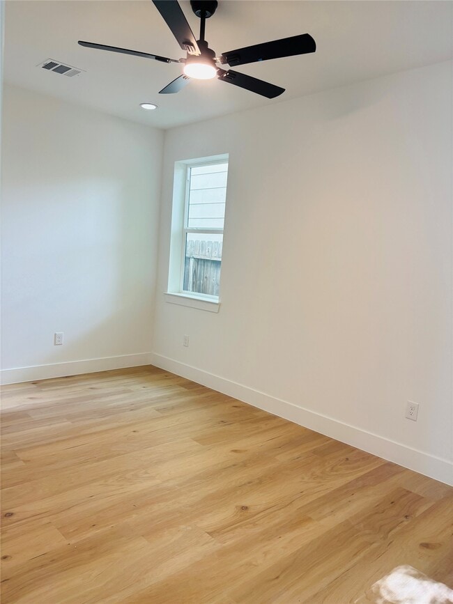 Photo - 2010 Yates St