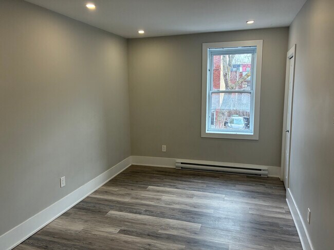 Photo - 2421-2439 de Maisonneuve E Unit 2433