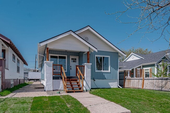 Building Photo - Lower Unit 2