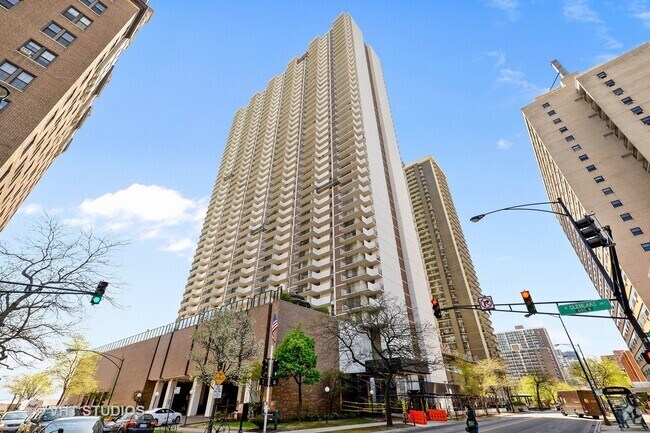 Building Photo - 6033 N Sheridan Rd Unit 8J Rental