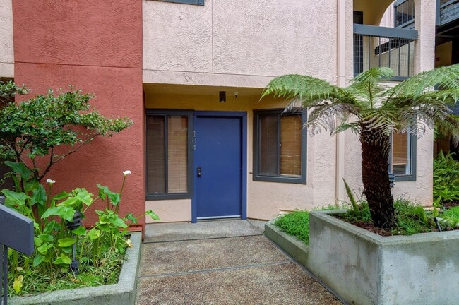 Photo - 2 Bed / 2.5 Bath pet friendly condo near downtown San Carlos with two parking spaces. YouTube tour! Unidad 104