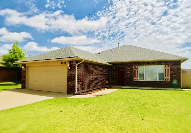 Beautiful 3BD 2BA Located in SW OKC, Wind ... - Beautiful 3BD 2BA Located in SW OKC, Wind ... House