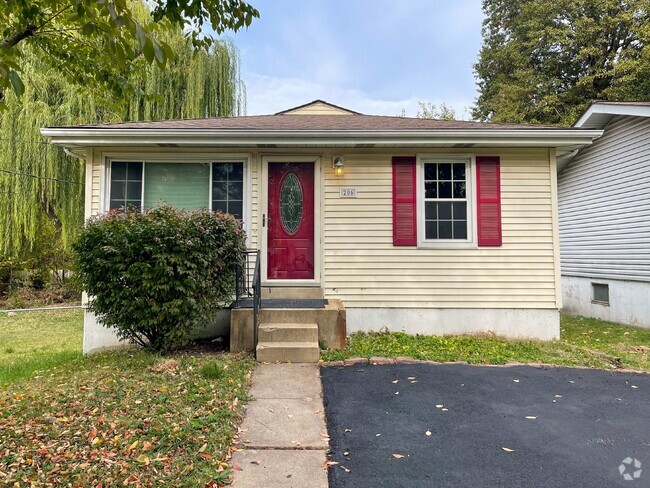 Building Photo - Charming home nestled right near the heart...