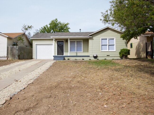Building Photo - 2018 Woodlawn Dr
