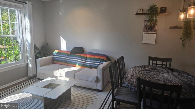 Photo - 6628 Ducketts Ln