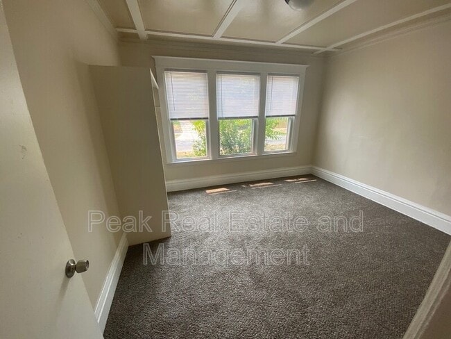 Photo - 855 Alexander St SE