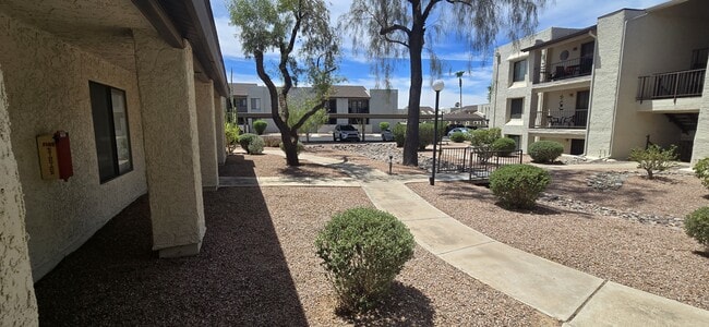 Building Photo - 5518 E Lindstrom Ln